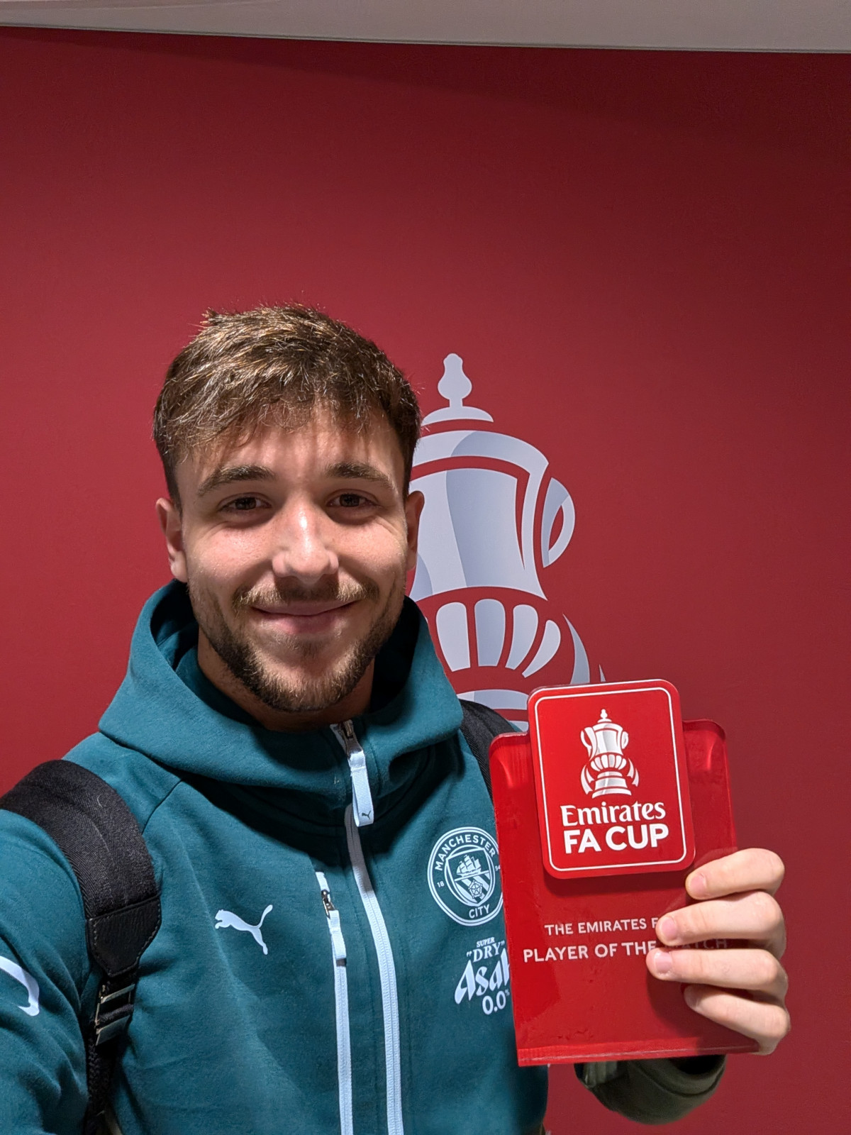 A selfie of Nico González with his Player of the Match trophy.