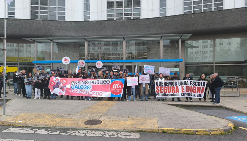 Delegados y delegadas de CIG-Ensino, así como representantes de ANPAS de la provincia de A Coruña, concentrados ante la Dirección Territorial de la Xunta en la ciudad herculina.