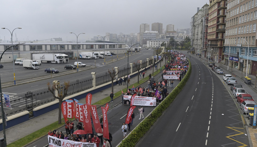 Archivo - Centenares de personas marchan, durante la manifestación por el Día Internacional de los Trabajadores o Primero de Mayo, desde la Delegación del Gobierno, a 1 de mayo de 2022, en A Coruñ