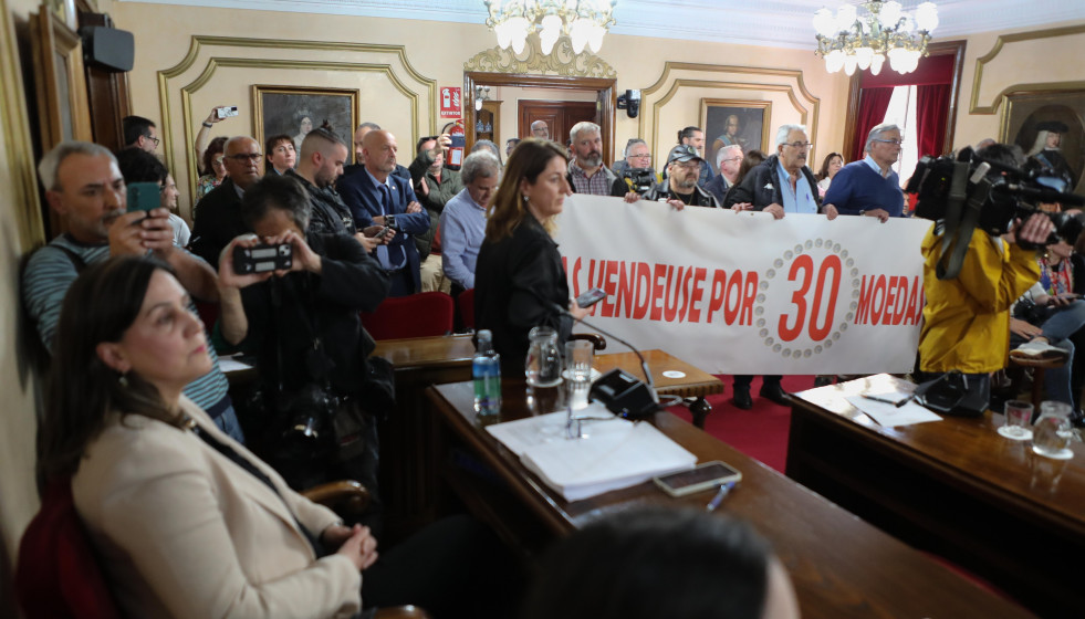 La concejala tránsfuga del PSOE, María Reigosa (i), durante el último pleno ordinario en Lugo antes de la moción de censura el próximo 7 de mayo, en el Ayuntamiento de Lugo.