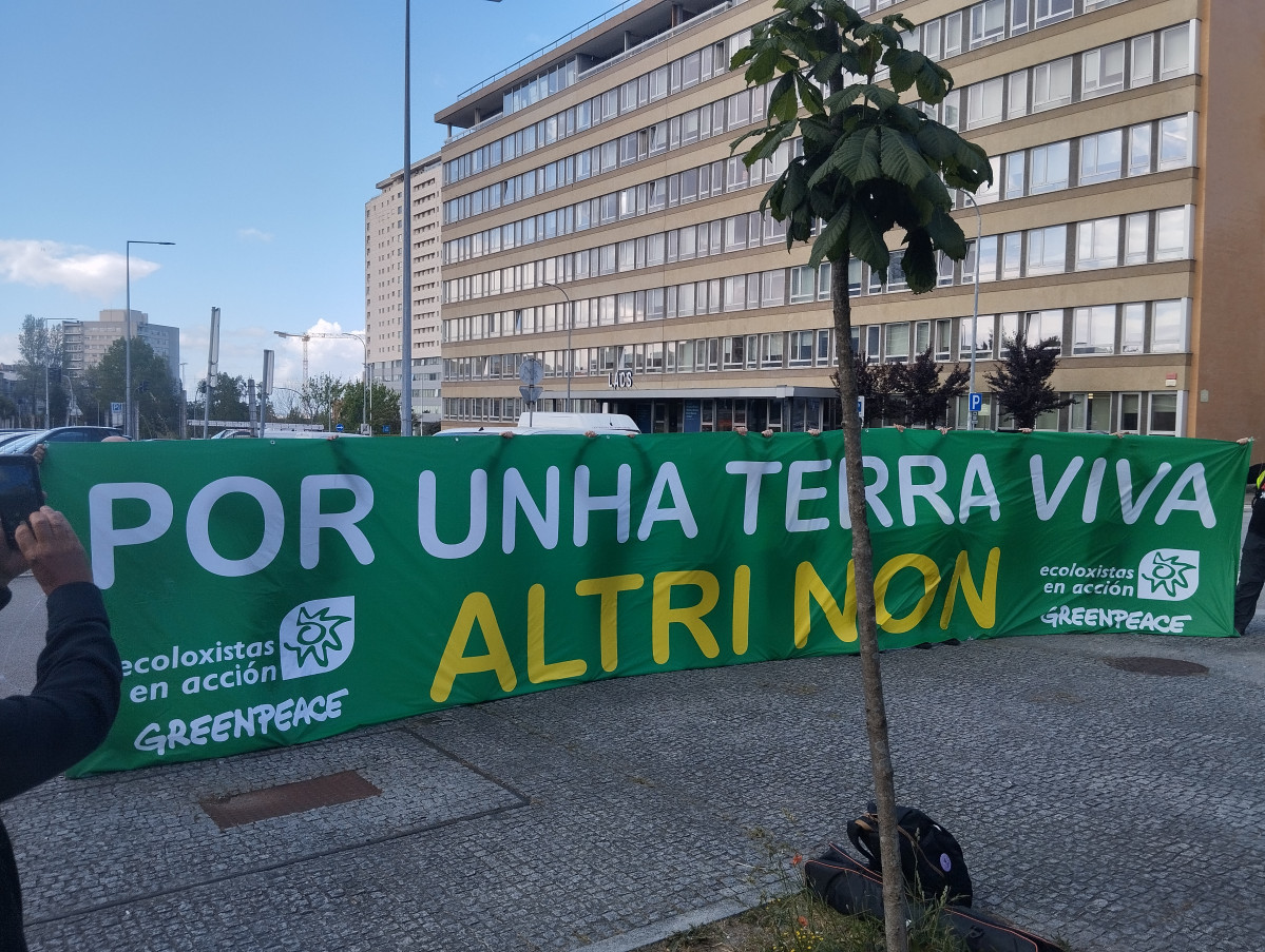 Protesta de ecologistas gallegos frente a la sede de Altri