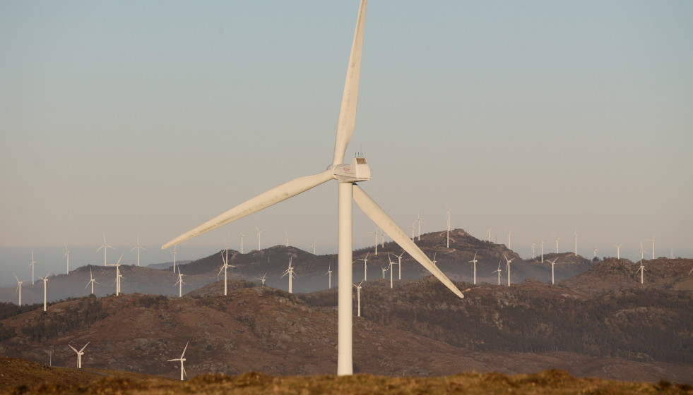 Archivo - Aerogeneradores en el Parque eólico de O Fiouco, de la Serra do Xistral, en la comarca de Terra Cha, a 22 de febrero de 2022, en Abadín, en Lugo, Galicia (España). La nueva ley de eólico