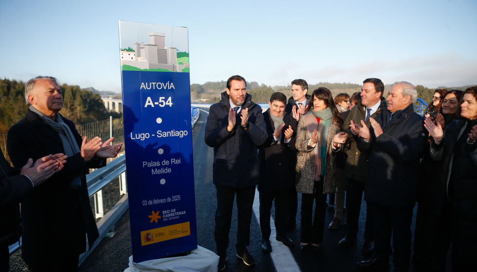 El ministro de Transportes y Movilidad Sostenible, Óscar Puente(c), asiste a la puesta en servicio del tramo Palas de Rei-Melide de la A-54, en el Viaducto de Pambre, a 3 de febrero de 2025, en A Cor