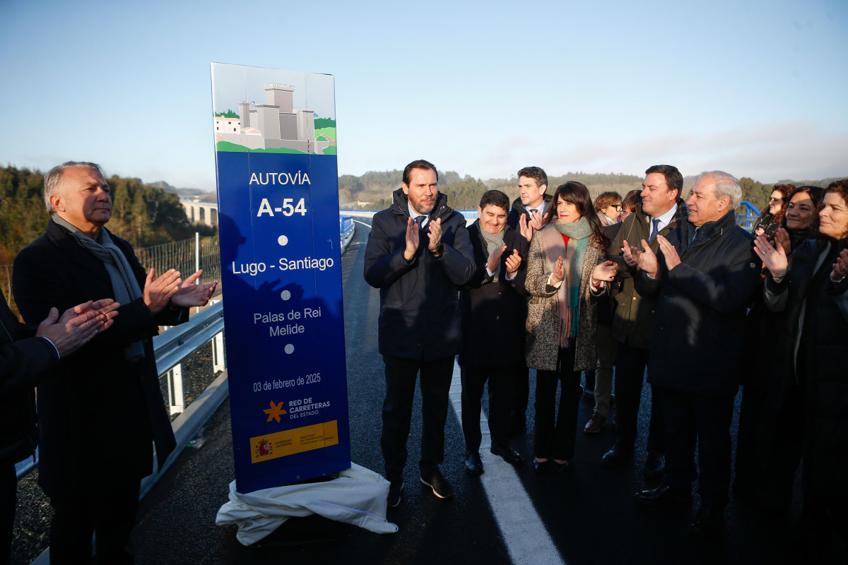 El ministro de Transportes y Movilidad Sostenible, Óscar Puente(c), asiste a la puesta en servicio del tramo Palas de Rei-Melide de la A-54, en el Viaducto de Pambre, a 3 de febrero de 2025, en A Cor