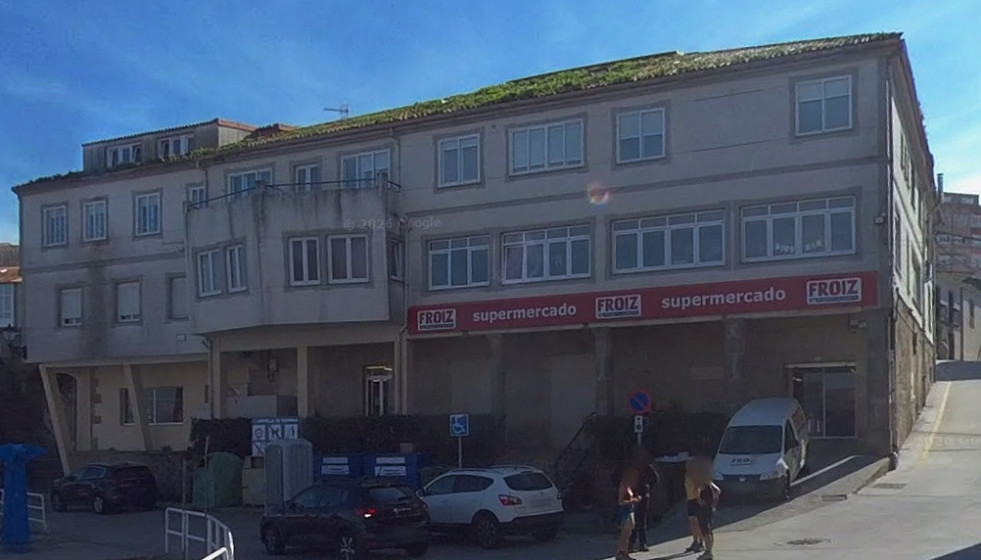 El Centro de Menores está situado en el piso superior del bajo donde opera el Supermercado Froiz de Fisterra