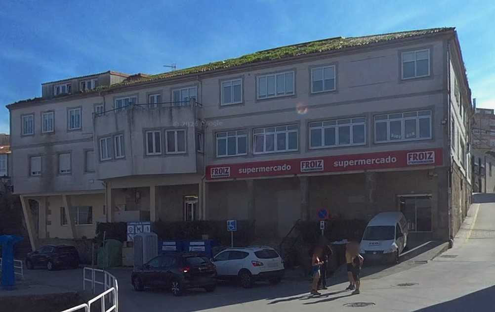 El Centro de Menores estu00e1 situado en el piso superior del bajo donde opera el Supermercado Froiz de Fisterra