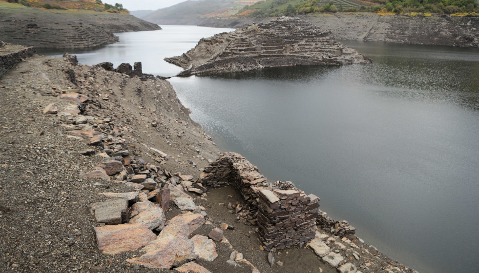 Archivo - Bajo nivel de agua en el embalse de Belesar, 7 de noviembre de 2025, en Belesar, Lugo, Galicia (España).