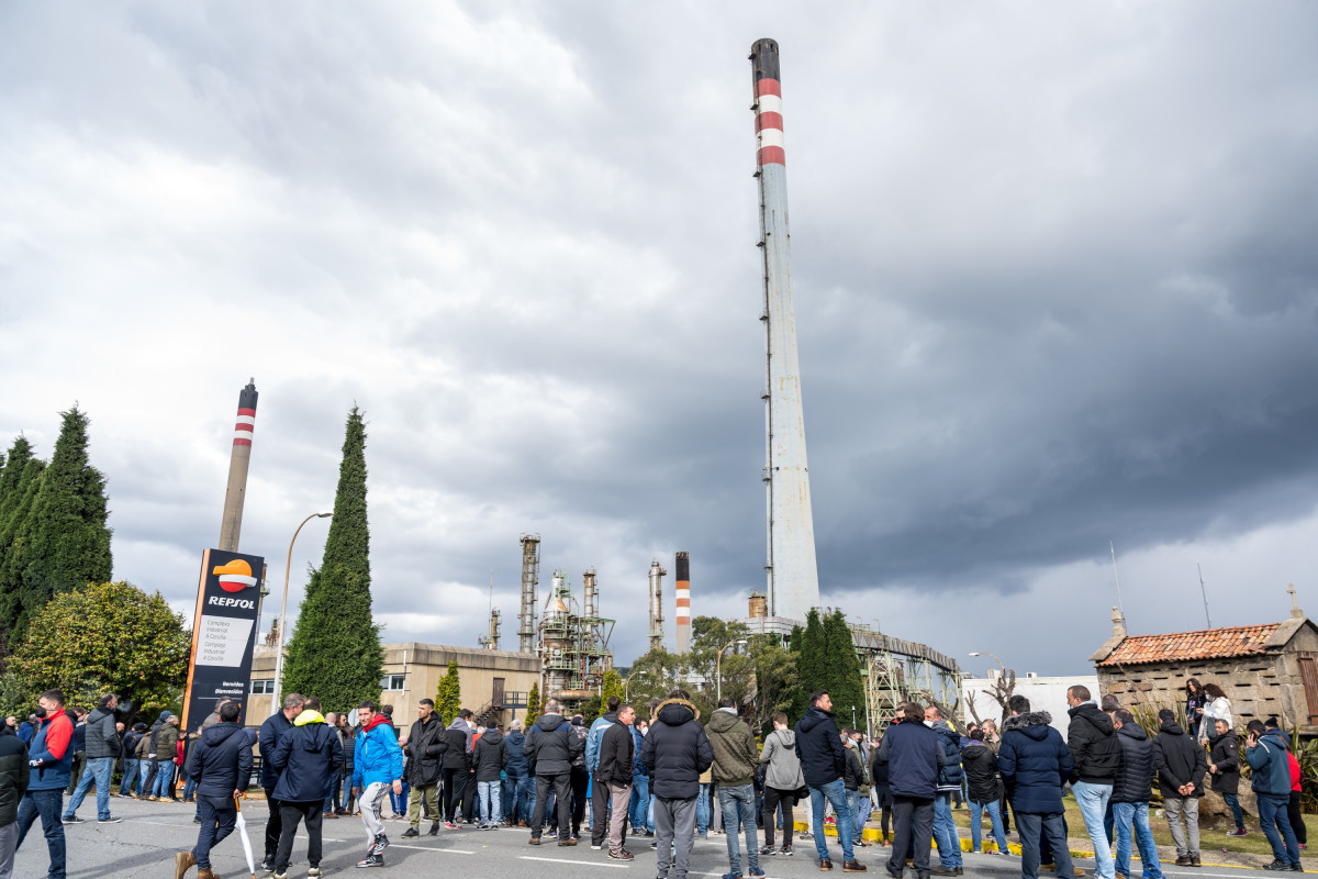 Archivo - Concentración frente a la refinería de Repsol en A Coruña