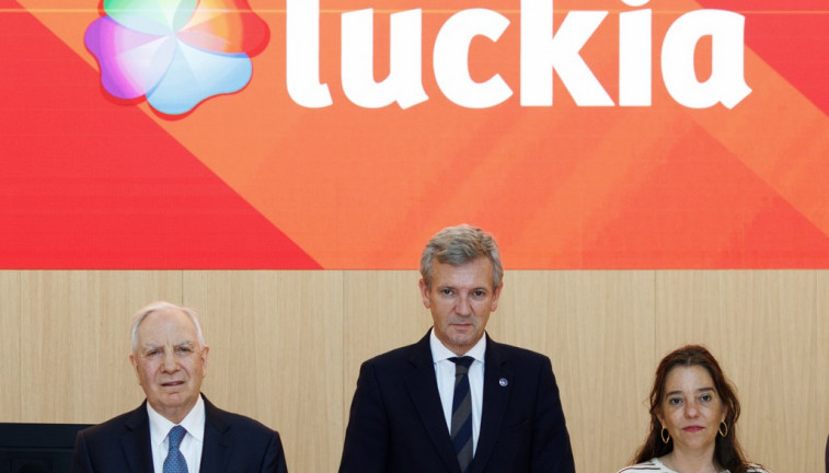 El presidente de Luckia, el presidente de la Xunta y la alcaldesa de A Coruña ayer en el acto de inauguración de su nueva sede