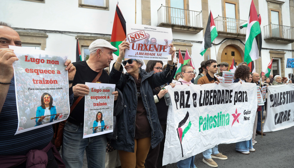 Varias personas participan en una concentración a favor de Palestina, frente a O Vello Cárcere, a 9 de mayo de 2026, en Lugo, Galicia (España).