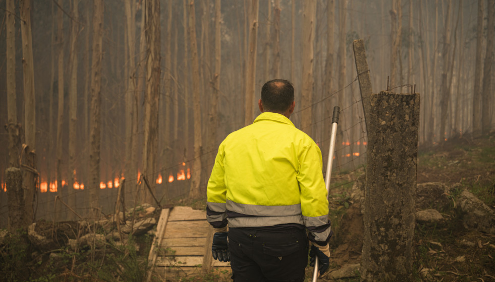 Vista del incendio forestal en el monte Galleiro, a 6 de abril de 2026, en Ribadetea, Ponteareas, Pontevedra, Galicia (España). El incendio de monte Galleiro comenzó a las 14:47 horas en la parroqui