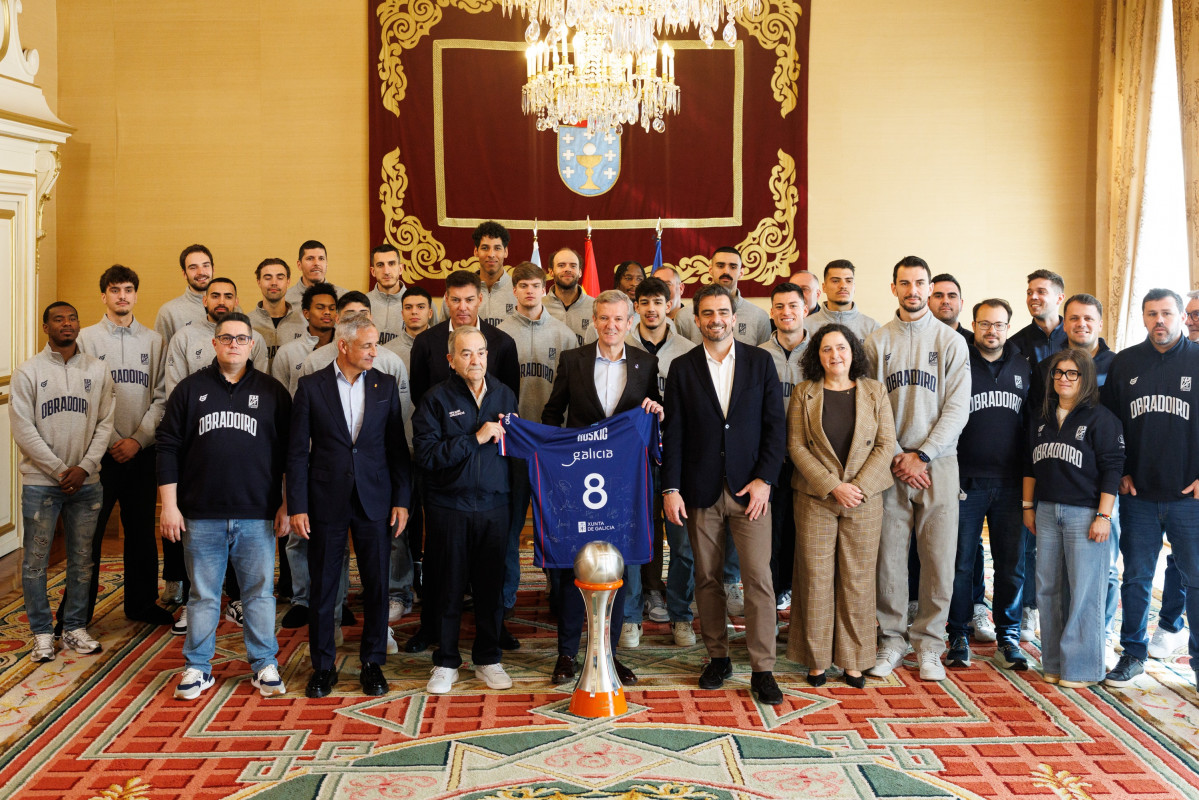 El presidente de la Xunta, Alfonso Rueda,  recibe en la mañana de este lunes a los jugadores y al equipo directivo del Monbus Obradoiro tras confirmarse el pasado viernes su ascenso a la liga ACB.