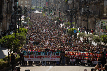 Decenas de personas durante una manifestación con motivo de la huelga del sector del Metal, a 7 de mayo de 2026, en Vigo, Pontevedra, Galicia (España).