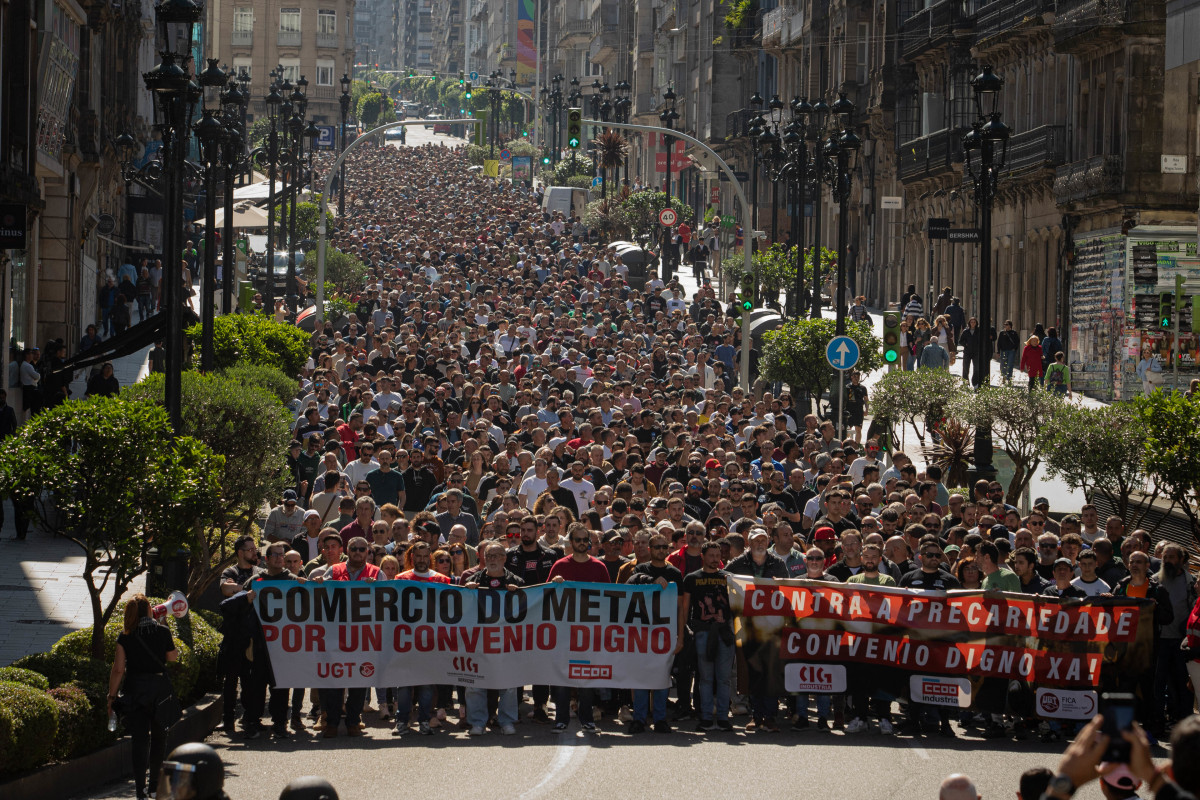 Decenas de personas durante una manifestación con motivo de la huelga del sector del Metal, a 7 de mayo de 2026, en Vigo, Pontevedra, Galicia (España).