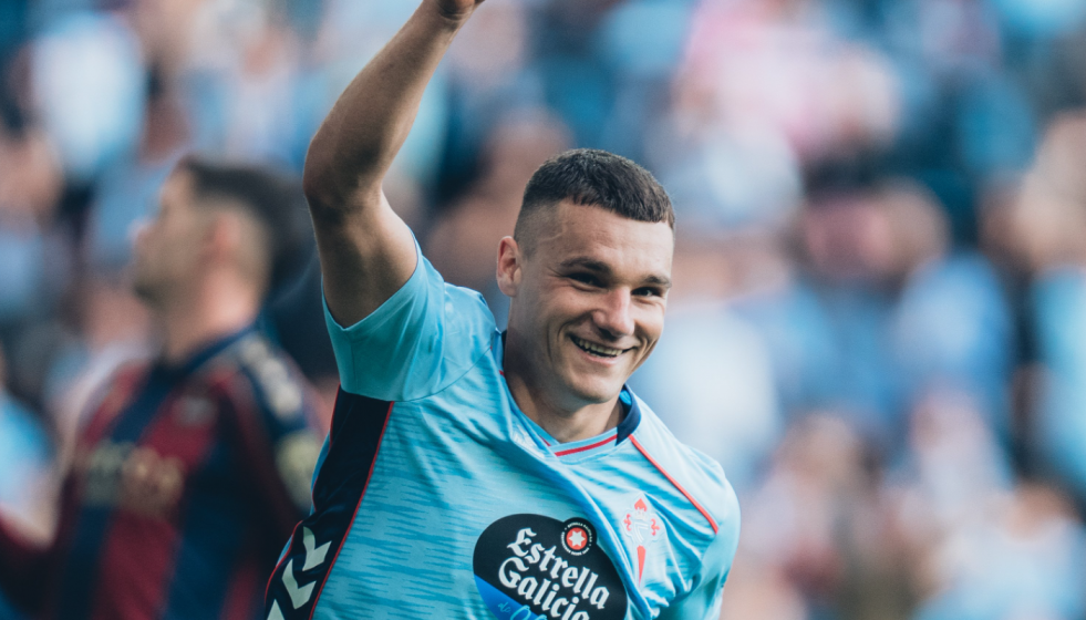 Jutglá celebra uno de sus dos goles en Balaídos ante el Levante