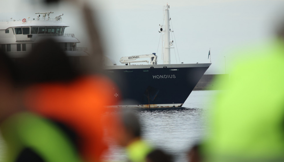 El crucero MV Hondius fondea cerca del puerto de Granadilla, a 10 de mayo de 2026, en Granadilla de Abona, Tenerife, Islas Canarias (España). El operativo de evacuación del crucero MV Hondius con ha