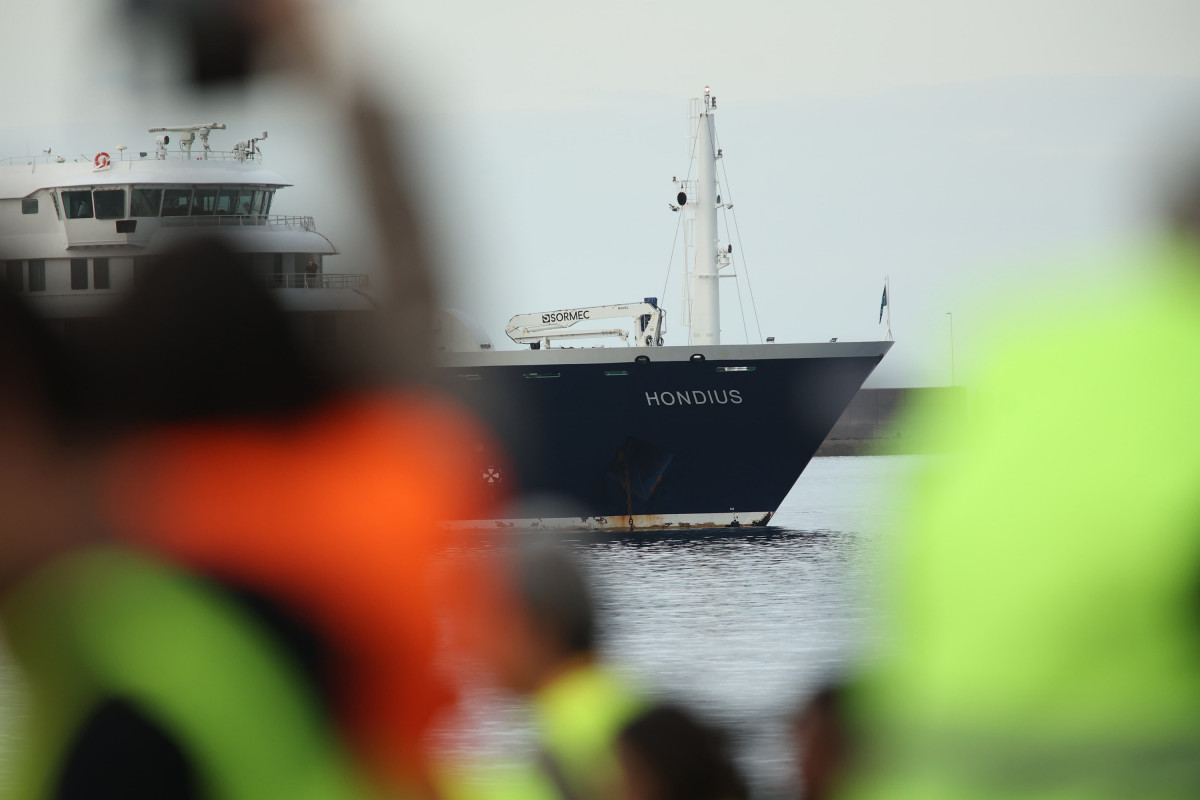 El crucero MV Hondius fondea cerca del puerto de Granadilla, a 10 de mayo de 2026, en Granadilla de Abona, Tenerife, Islas Canarias (España). El operativo de evacuación del crucero MV Hondius con ha