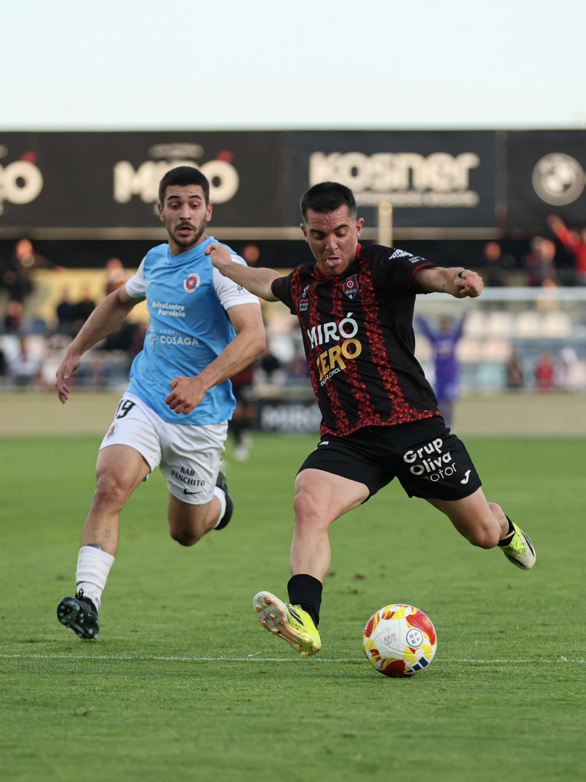 Puede ser una imagen de fútbol, fútbol americano y texto que dice "CM kosner A BricoCentre Paredole PEMKA COSA COSAGA WIRÓ ERO MIRÓ CHITO Grup Grup Oliva Oliva ινα ofor ផូំ"