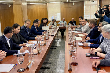 El secretario de  Estado de Industria, Jordi García, y la conselleira de Economía, María Jesús Lorenzana, participan, junto a otros representantes institucionales, en una reunión sobre Alcoa San