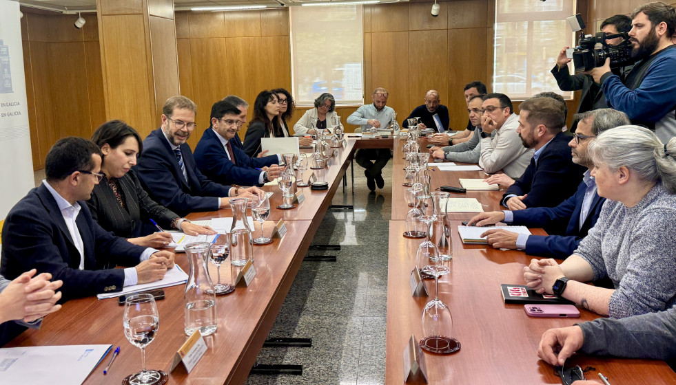 El secretario de  Estado de Industria, Jordi García, y la conselleira de Economía, María Jesús Lorenzana, participan, junto a otros representantes institucionales, en una reunión sobre Alcoa San