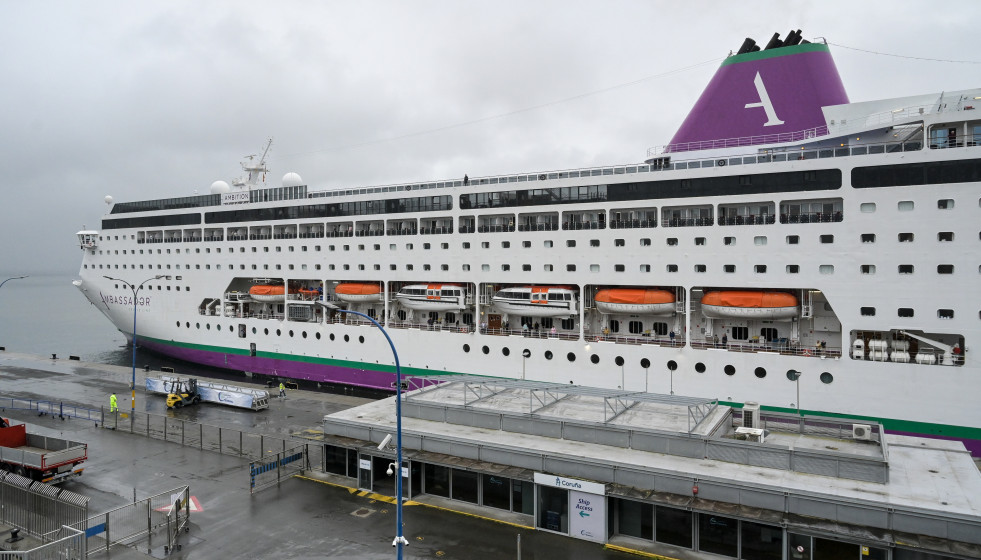 El crucero 'Ambition', aislado por un brote de gastroenteritis que afectó a decenas de pasajeros y tripulación, atraca en el puerto de A Coruña, a 16 de mayo de 2026.