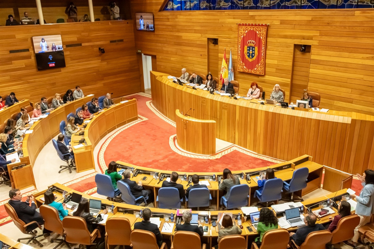 La portavoz nacional del BNG, Ana Pontón, pregunta al presidente de la Xunta, Alfonso Rueda, en la sesión de control en el Parlamento de Galicia. Pazo do Hórreo.