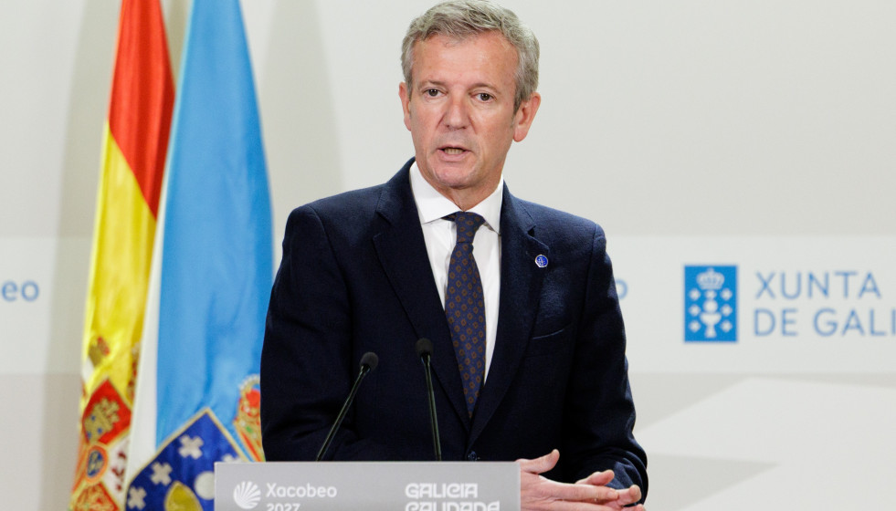 O titular do Executivo galego, Alfonso Rueda, acompañado pola conselleira de Vivenda e planificación das infraestruturas, María Martínez Allegue, na rolda de prensa posterior á reunión do Consel