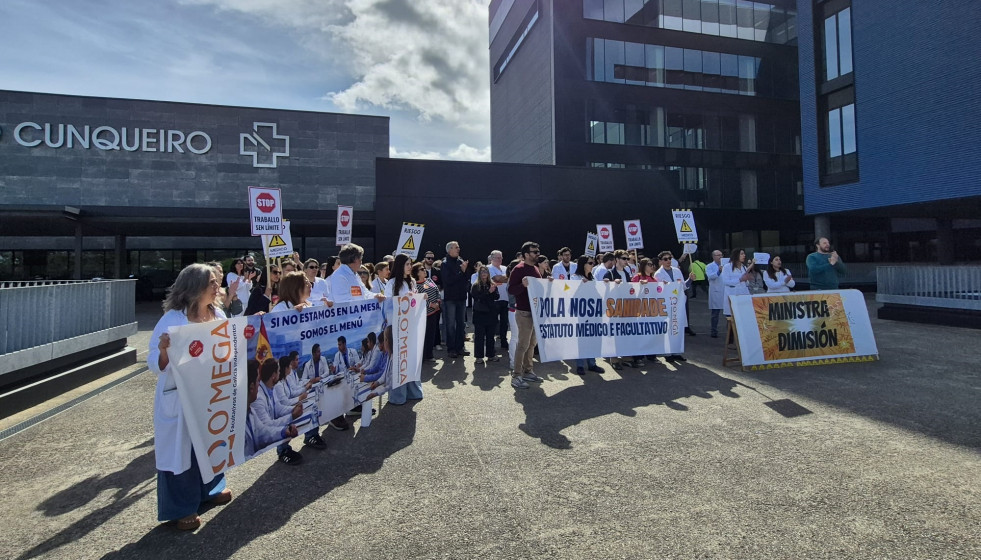 Concentración de médicos, en huelga contra el estatuto marco, frente al hospital Álvaro Cunqueiro de Vigo, a 18 de mayo de 2026.