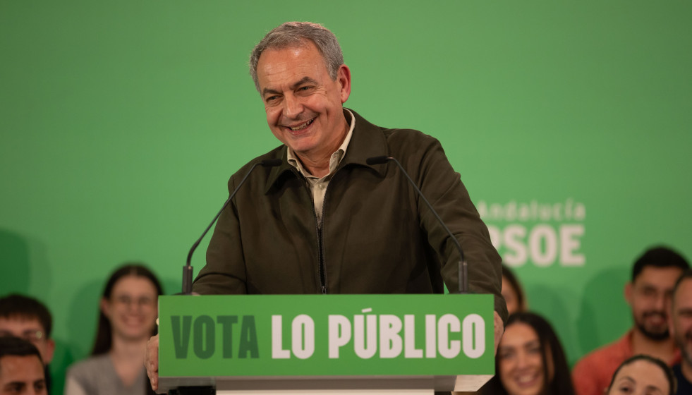 El expresidente del Gobierno, José Luis Rodríguez Zapatero, durante su intervención en el mitin celebrado en Huelva este martes, 5 de mayo.