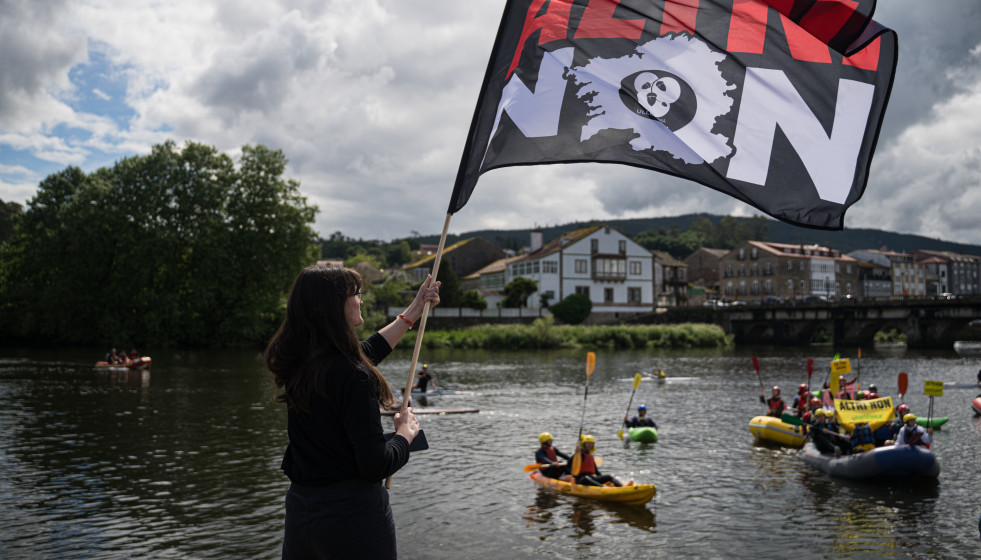 Archivo - Manifestantes de la plataforma Ulloa Viva durante el descenso en balsas el río Ulla por la protesta contra la fábrica de celulosa Altri, a 4 de mayo de 2025, en Padrón (A Coruña).