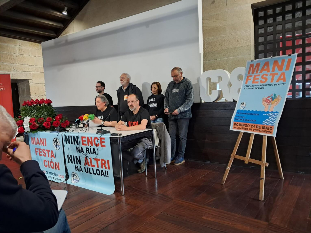 Puede ser una imagen de una o varias personas y texto