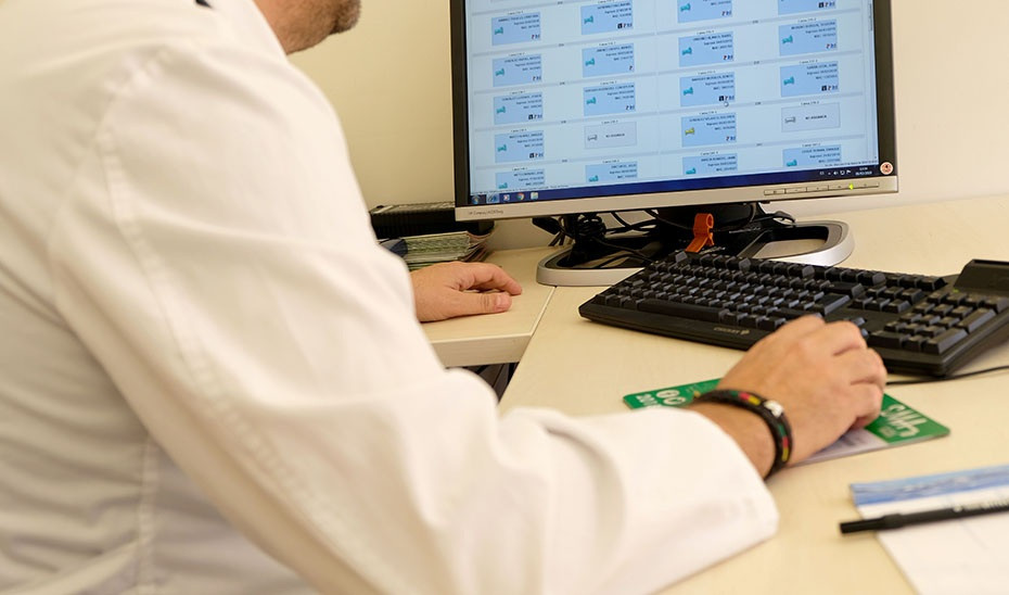 Archivo - Médico de atención primaria en consulta.