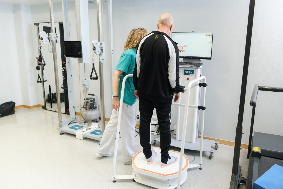 Paciente realizando terapia en plataforma estabilometrica Orek