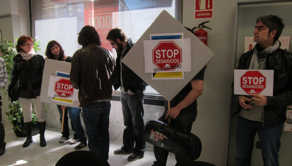 El colectivo Stop Desahucios Compostela, en una sucursal bancaria