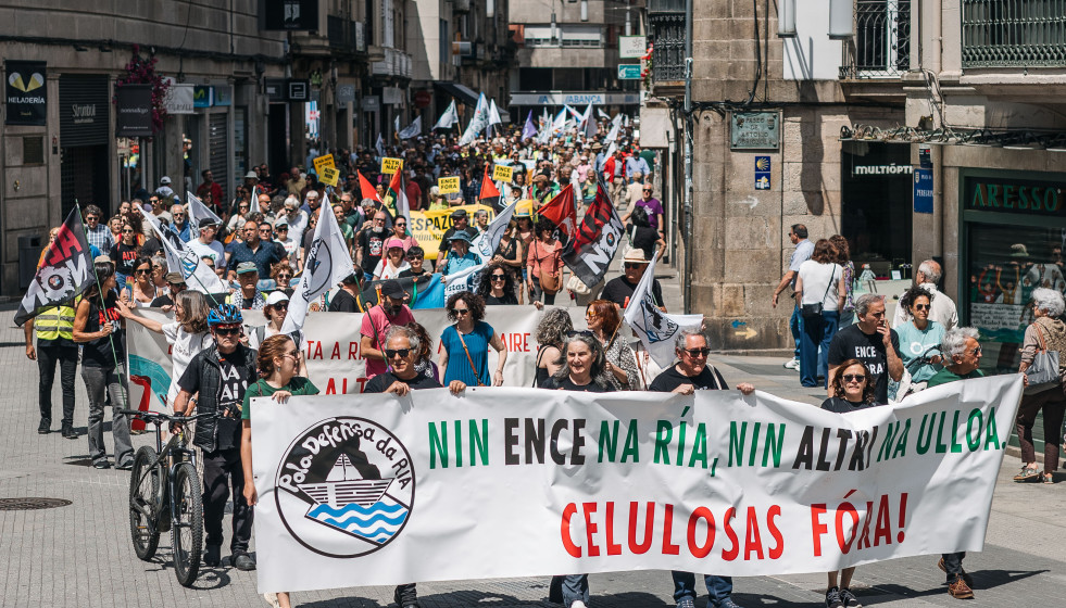 Numerosas personas participan en una marcha festiva, a 24 de mayo de 2026, en Pontevedra, Galicia (España).