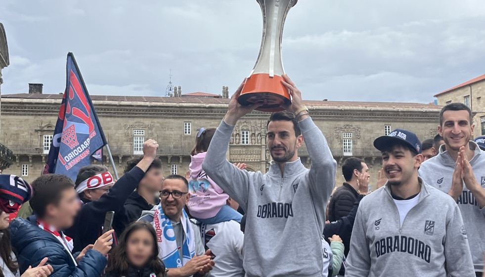 Llegada de los jugadores del Obradoiro a la Praza do Obradoiro con el trofeo de Primera FEB en mano, a 9 de mayo de 2026.