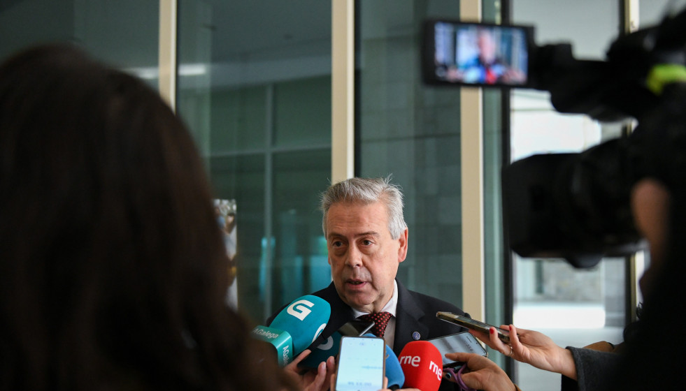 Archivo - El conselleiro de Sanidade, Antonio Gómez Caamaño, en declaracione a los medios. Foto de archivo