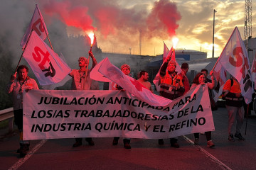 Protesta convocada por el Sindicato de Trabajadores (STR) ante la refinería de A Coruña