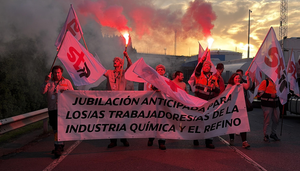 Protesta convocada por el Sindicato de Trabajadores (STR) ante la refinería de A Coruña