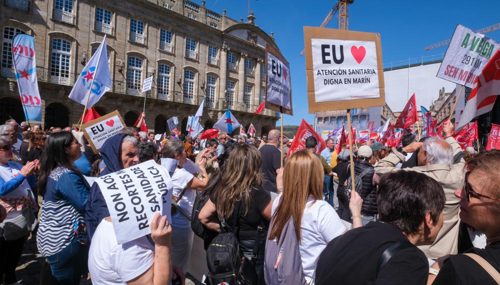 Archivo - Decenas de personas durante una manifestación a favor de la sanidad pública, a 6 de abril de 2025, en Santiago de Compostela, A Coruña
