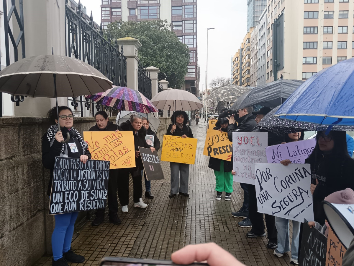Archivo - Familiares y amigos de Yoel Quispe, concentrados ante la Audiencia Provincial de A Coruña, exigen justicia