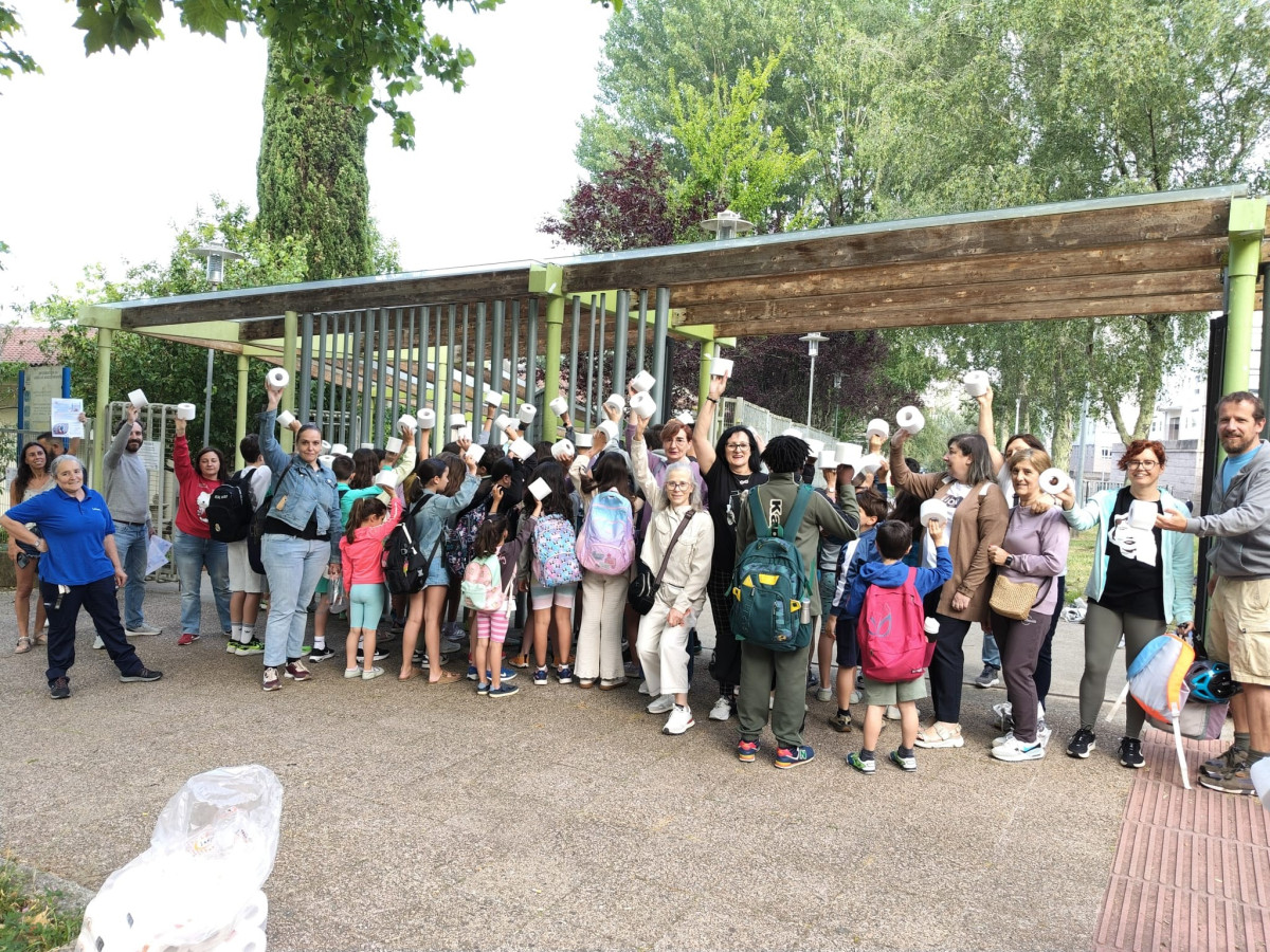 Limpieza y conserjes en huelga en una imagen de CEIP Compostela 