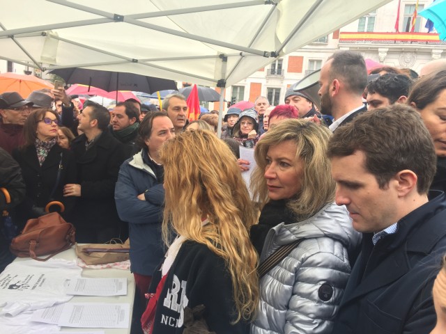 Diana López xunto á súa filla e o político popular do PP Pablo Casado