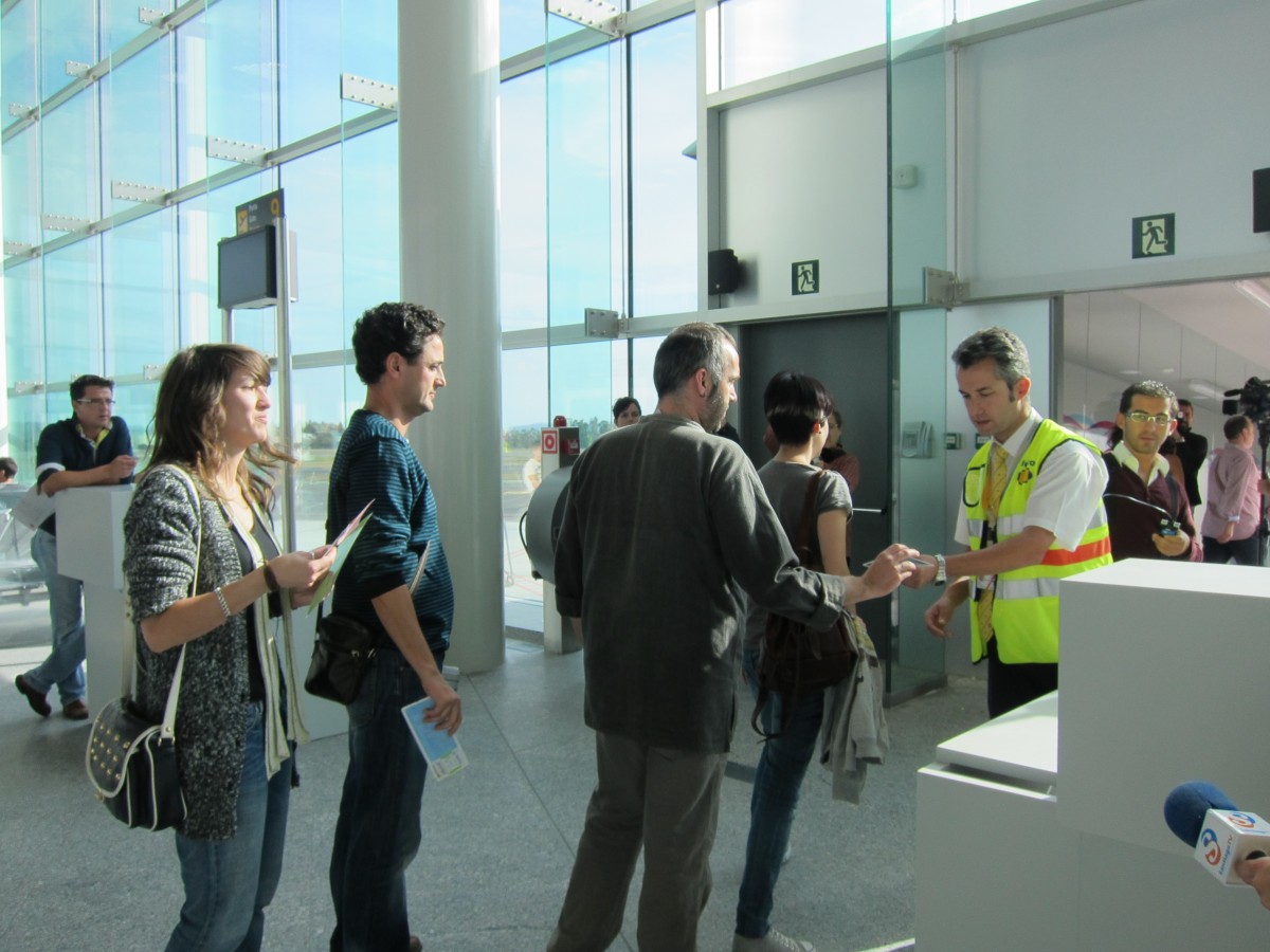 Pasaxeiros Embarcan No Aeroporto De Lavacolla