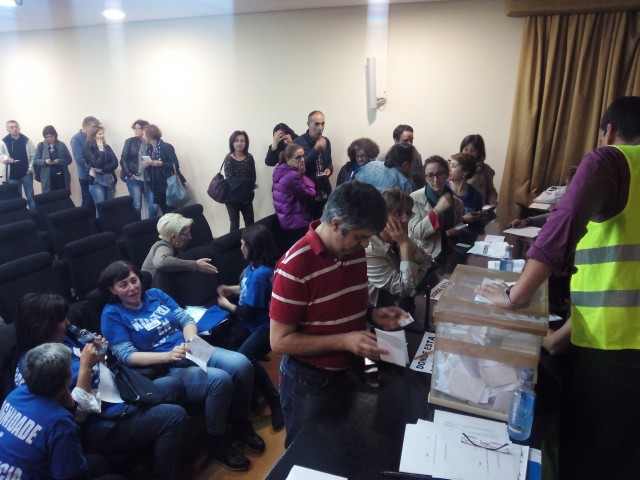 Traballadores da xustiza votan na asemblea de Vigo