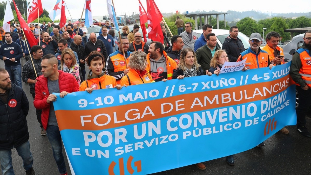 Protesta de traballadores do sector de ambulancias en Santiago.