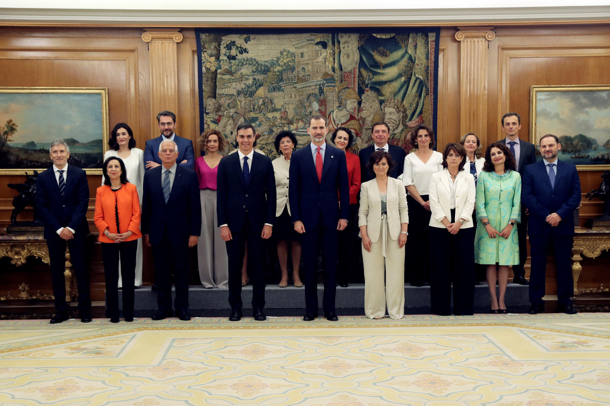 Foto de familia dos novos ministros da toma de posesión ante o Rey