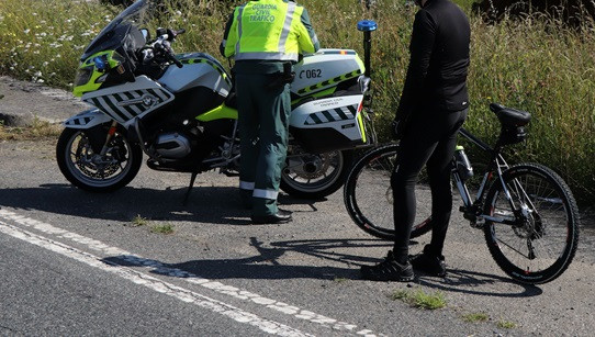 A Garda Civil intercepta a un ciclista