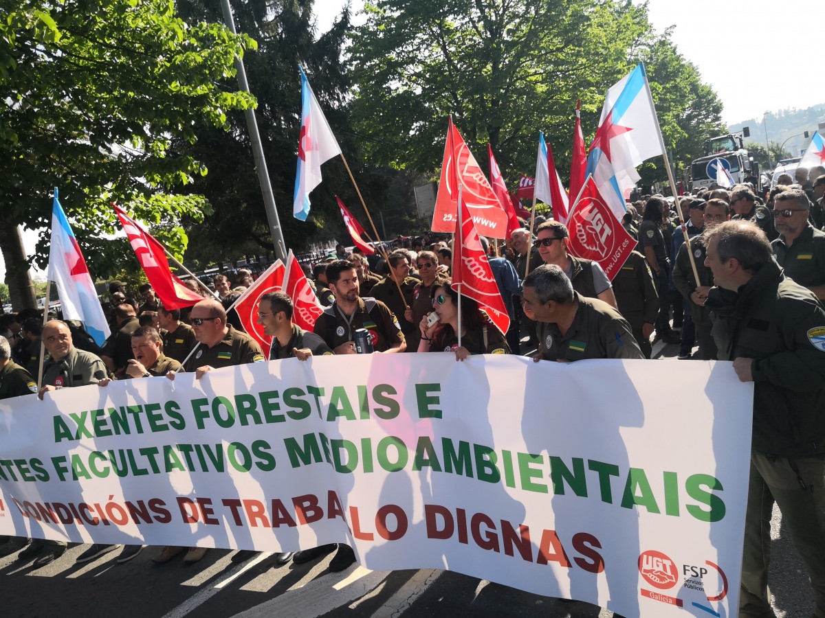 Axentes forestais e ambientais nunha marcha en Santiago