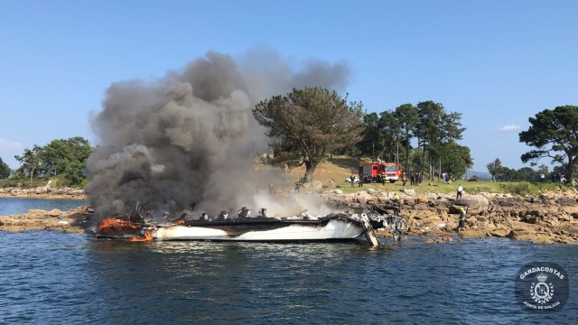 Incendio nun catamarán en Illa dá Toxa, O Grove (Pontevedra)
